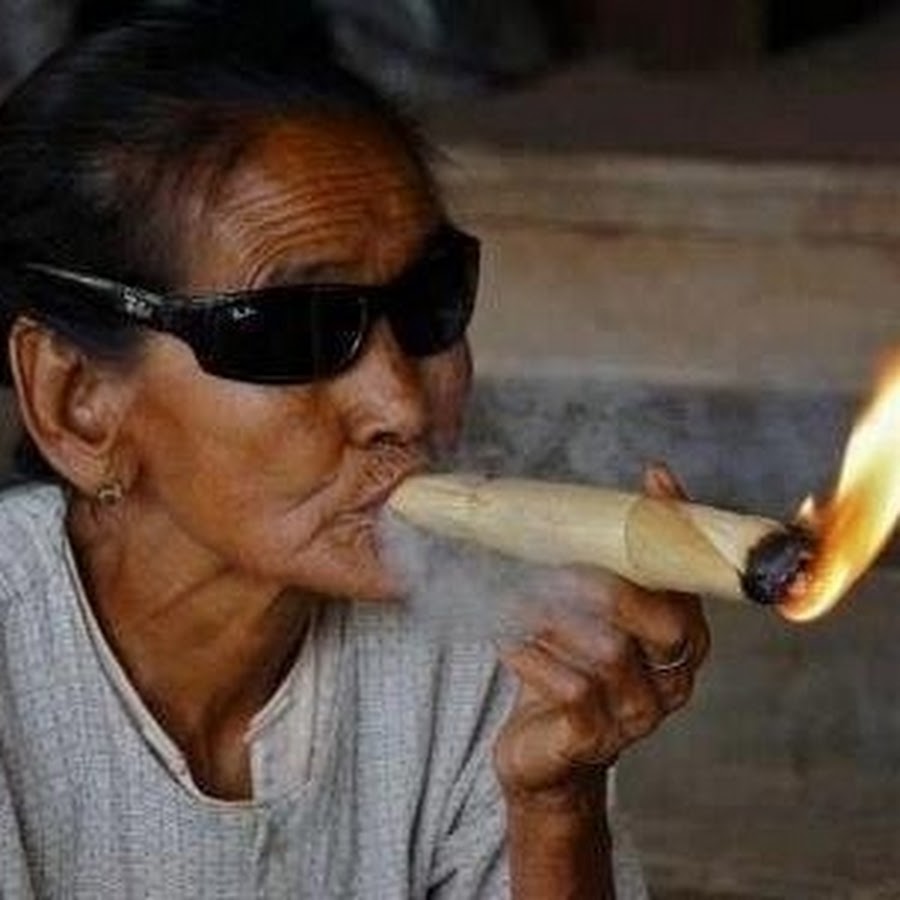Дудка курить. Бабушки курят. Бабуля курит травку. Курить бамбук. Старушка курит сигарету.