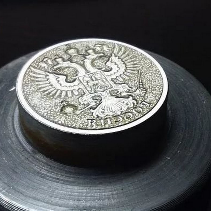 Чеканка серебряной монеты. Штемпель для чеканки монет. Чеканка сувенирных монет. Серебро в чеканке монет. Матрица для чеканки монет.