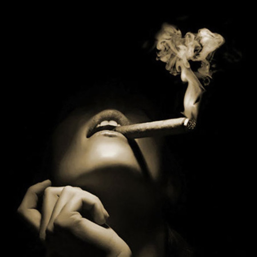 Аватарки курящие. Курящая девушка. Девушка с сигаретой. Девушка с сигарой. Женщина с сигаретой черно белое.