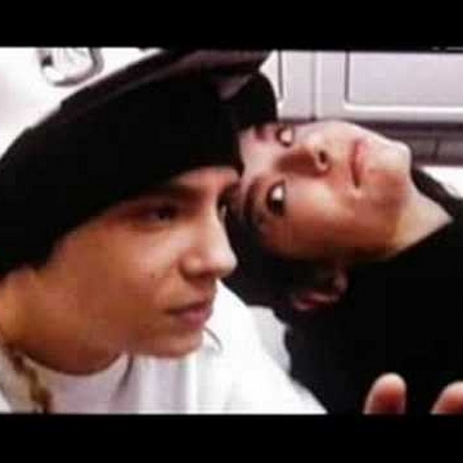 Фанфик йост кляйн. Bill and Tom Kaulitz 2005. Том Каулитц и Билл Каулитц. Tokio Hotel Bill and Tom. Bill and Tom Kaulitz Билл на коленях Тома.