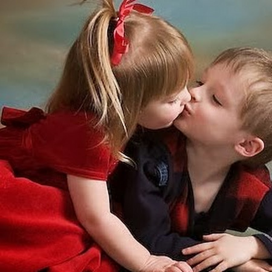 Детский поцелуй. Малыши целуются. Поцелуй девочек. Детский поцелуй в губы. Большая девочка большой мальчик целуется