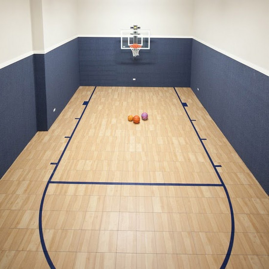 В спортивном зале находятся баскетбольные