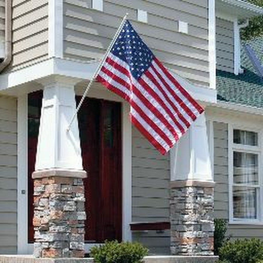 Flag secure. Американский дом с флагом. Американский флаг на даче. Flagpole. Американский флаг в кабинете.