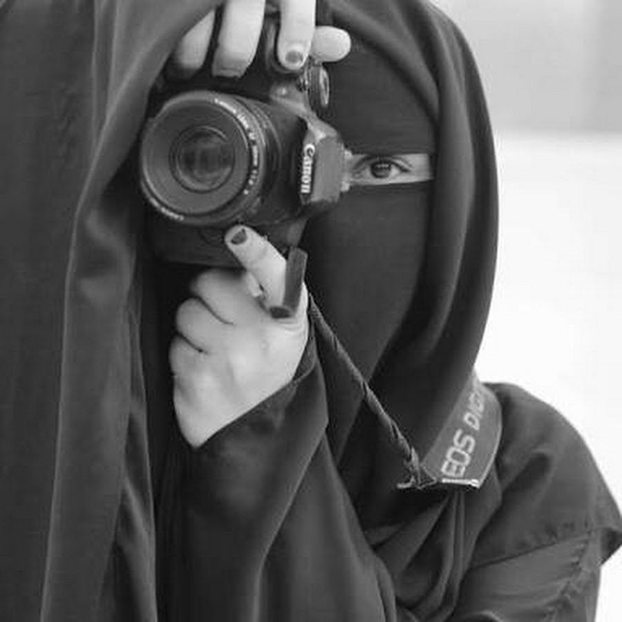 Скрытый камера мусульманский. Мусульманка с фотоаппаратом. Девушка в хиджабе с фотоаппаратом. Мусульманка в хиджабе с фотоаппаратом. Мусульманские девочки с фотоаппаратом.