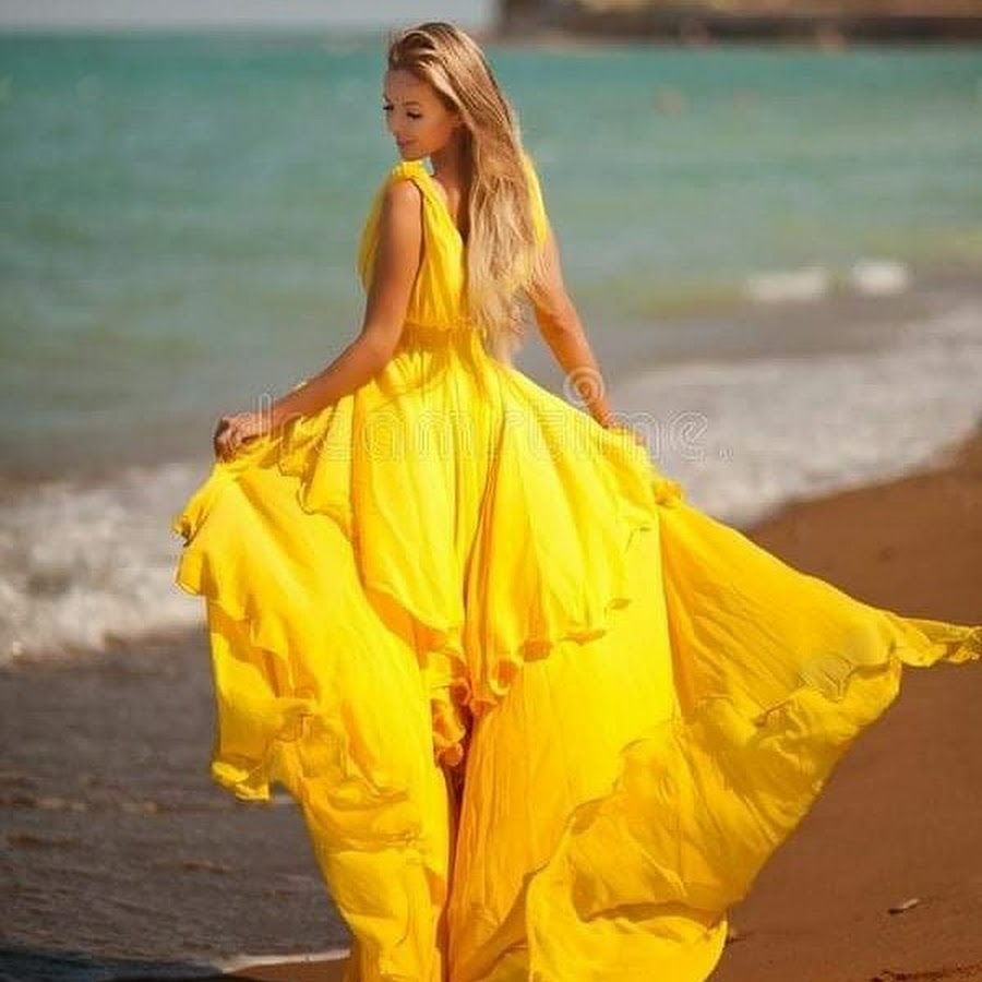 Девушка в желтом платье на море