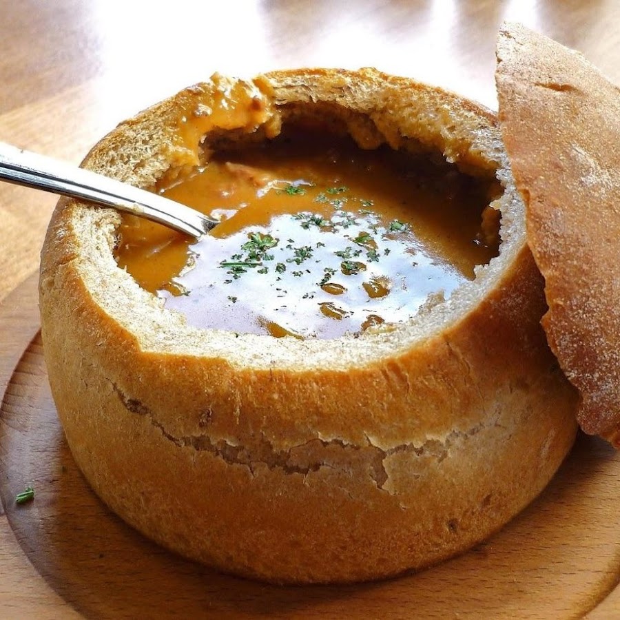 Блюдо с топленым сыром и хлебом