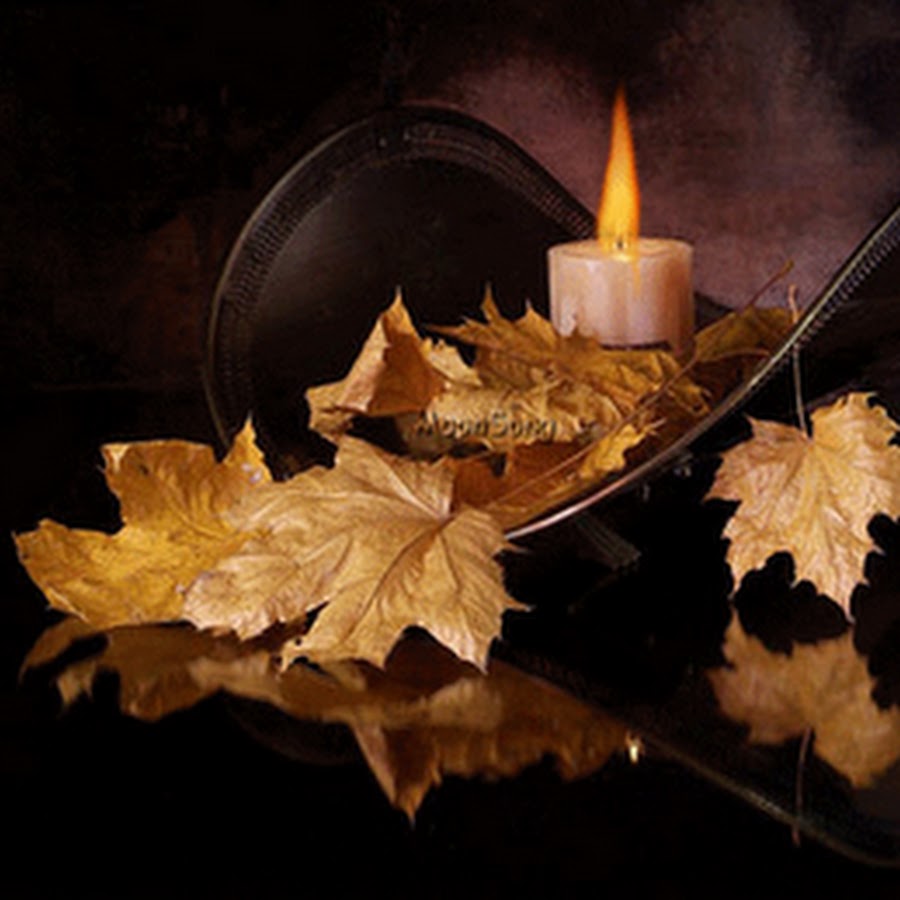 Осенняя листва и свечи