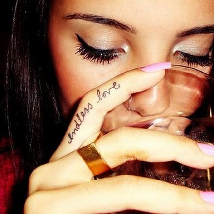 татуировки на пальцах для девушек надписи