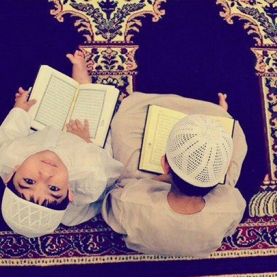 Детям о Коране. Мусульманские дети. Мусульманские дети с Кораном. Мусульманка с ребенком.