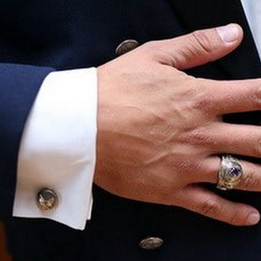 На какой руке пальце носят печатку. Перстень на руке. Кольцо печатка на пальце. Мужские кольца на руке. Печатка на мизинец мужская.