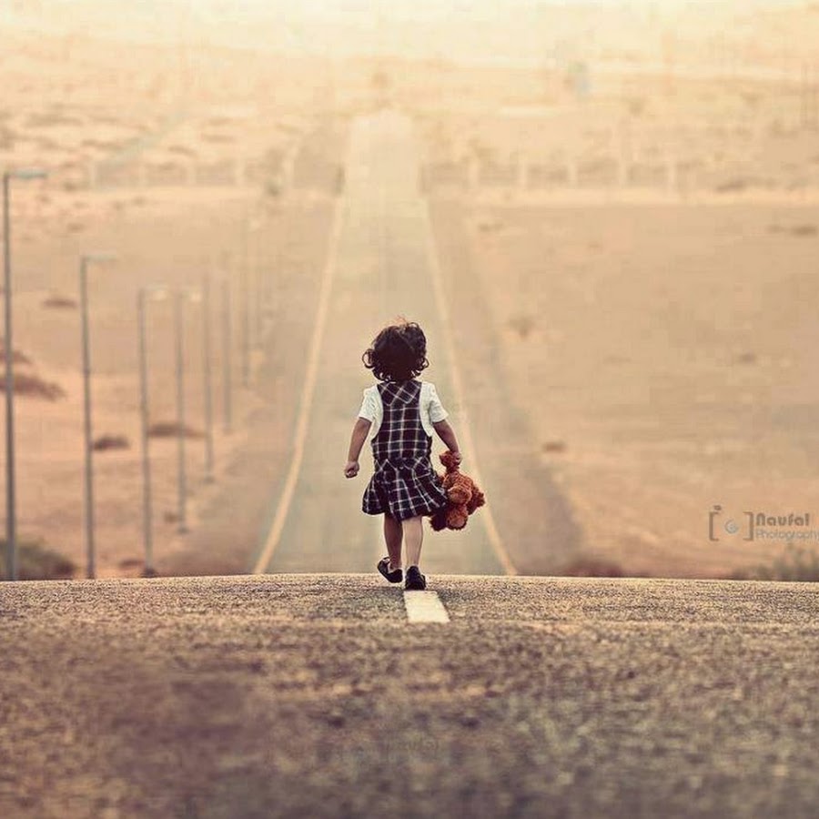 Ребенок идет по дороге