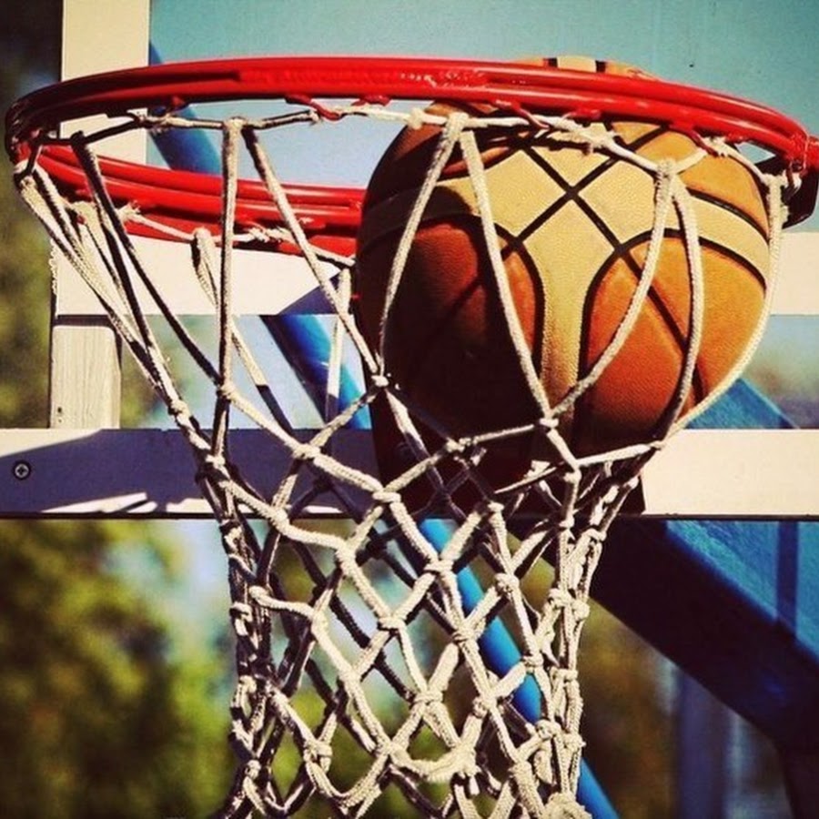 Баскетбольный мяч летит в кольцо