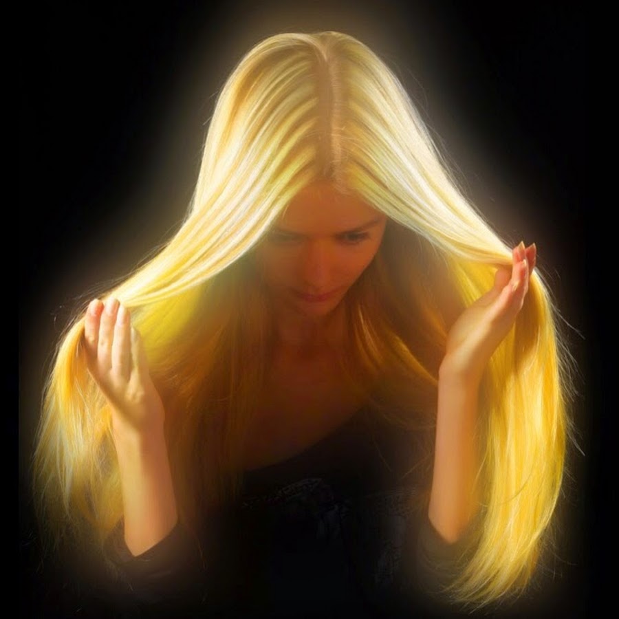 Длинные золотые волосы. Девушка с золотыми волосами. Золотистые волосы у девушек. Девушка с длинными золотыми волосами.