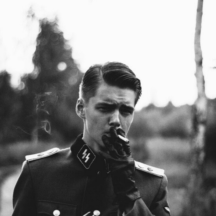 Немецкий офицер курит