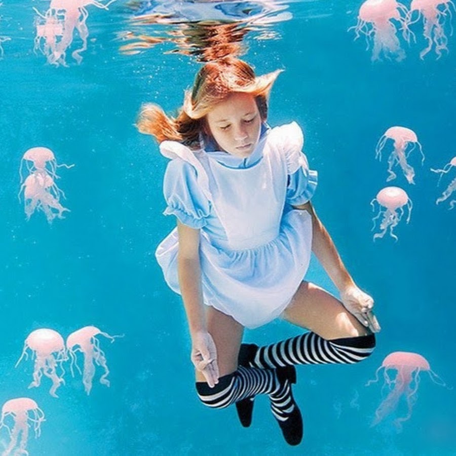 Алисе вода. Елена Калис Underwater. Елена Калис Алиса. Елена Калис фотограф. Elena kalis под водой.