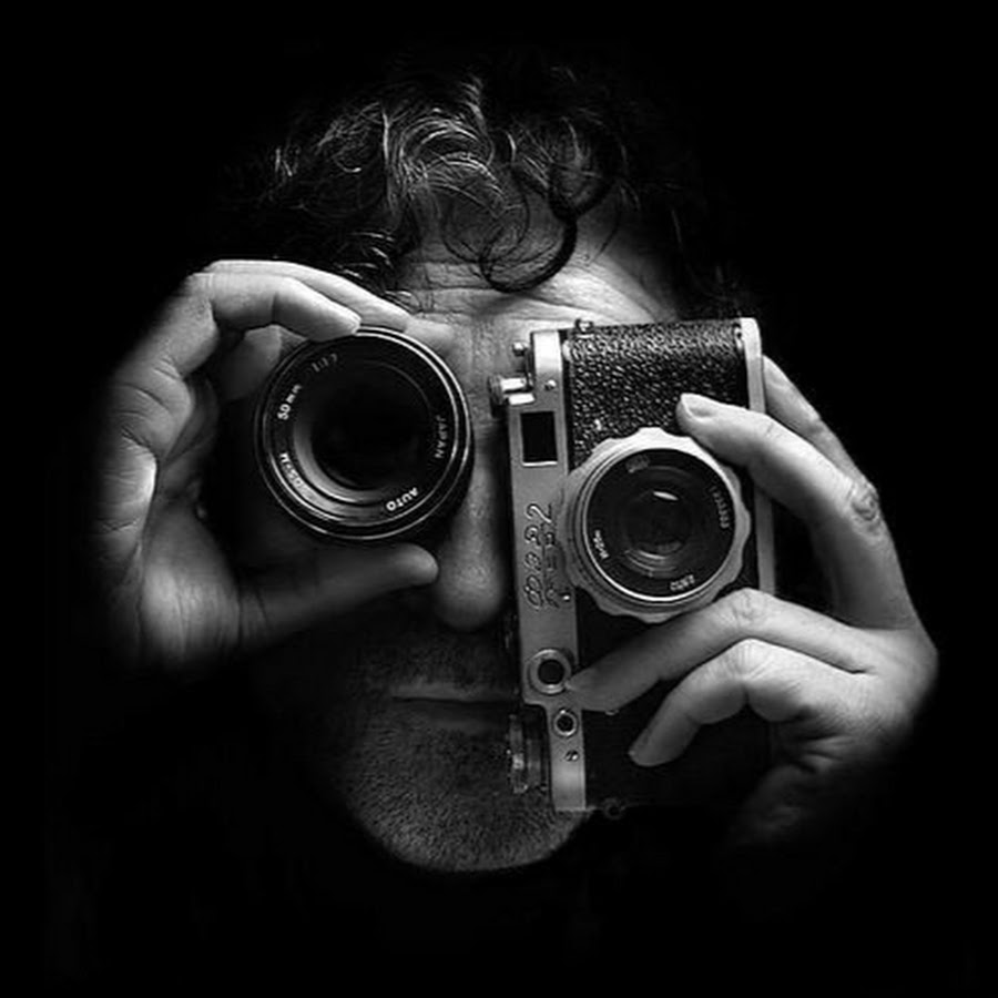 Camera am. Фотограф чб. Фотограф с фотоаппаратом. Фотоаппарат в руках. Фотоаппарат чб.