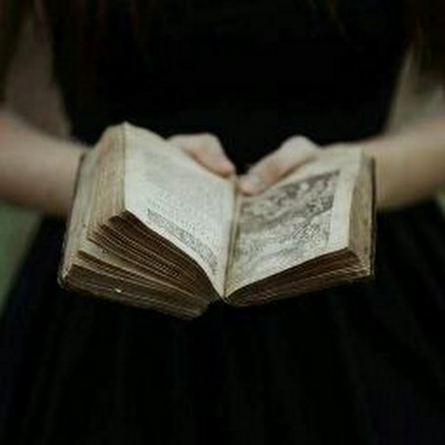 Девочка держит в руках книгу