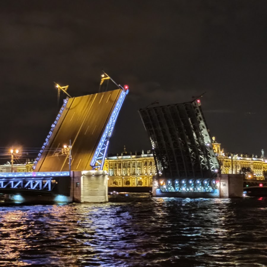 Фото разведенного дворцового моста