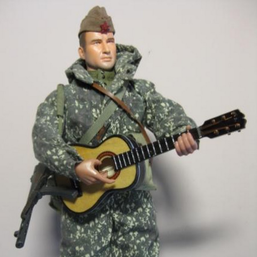 Бесплатная музыка армейские песни. Солдат с гитарой. Военнослужащий с гитарой. Солдаты под гитару. Русский солдат с гитарой.