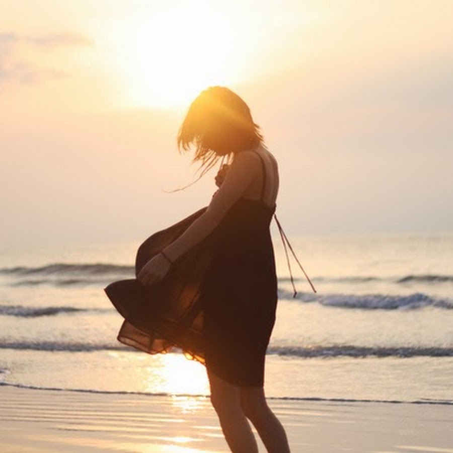 Девушка с прической каре на берегу моря