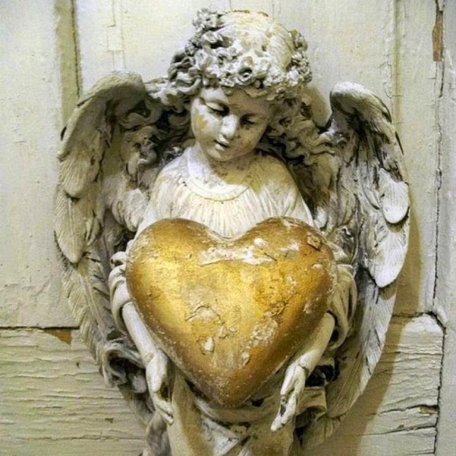 Ангел с сердцем в руках