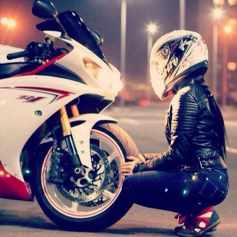 Красивые девушки без лица на мотоцикле