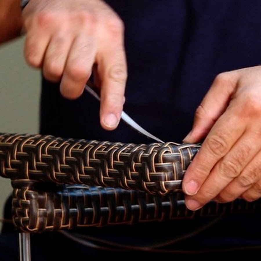 Плетение из искусственного ротанга для начинающих обучение. Ротанг для плетения. Искусственный ротанг для плетения. Инструмент для плетения ротанга. Плетение из ленты ротанга.