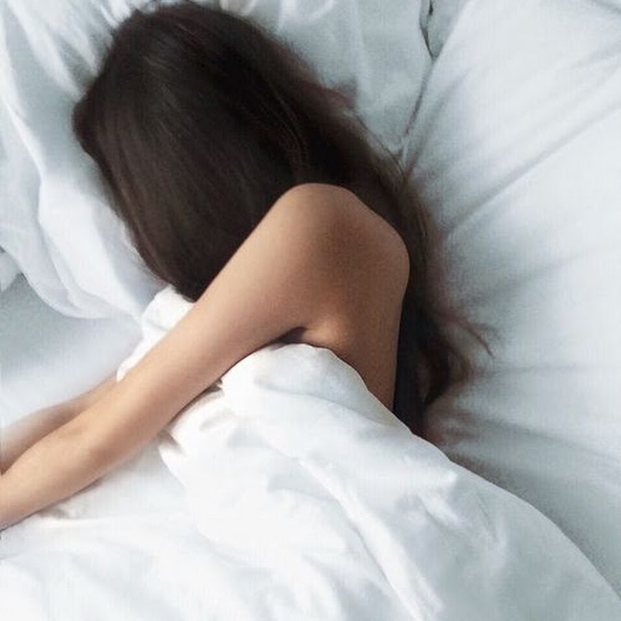 Как спят девочки с длинными волосами