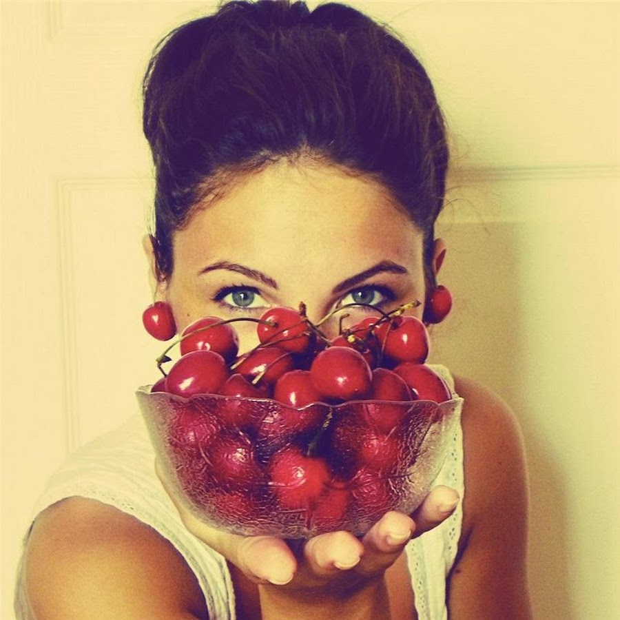 Девушка с ягодами