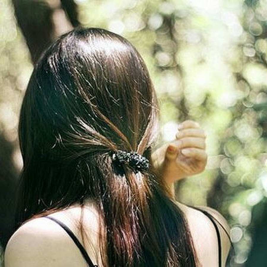 Фото девушки на аву со спины брюнетки со средними волосами на природе без лица