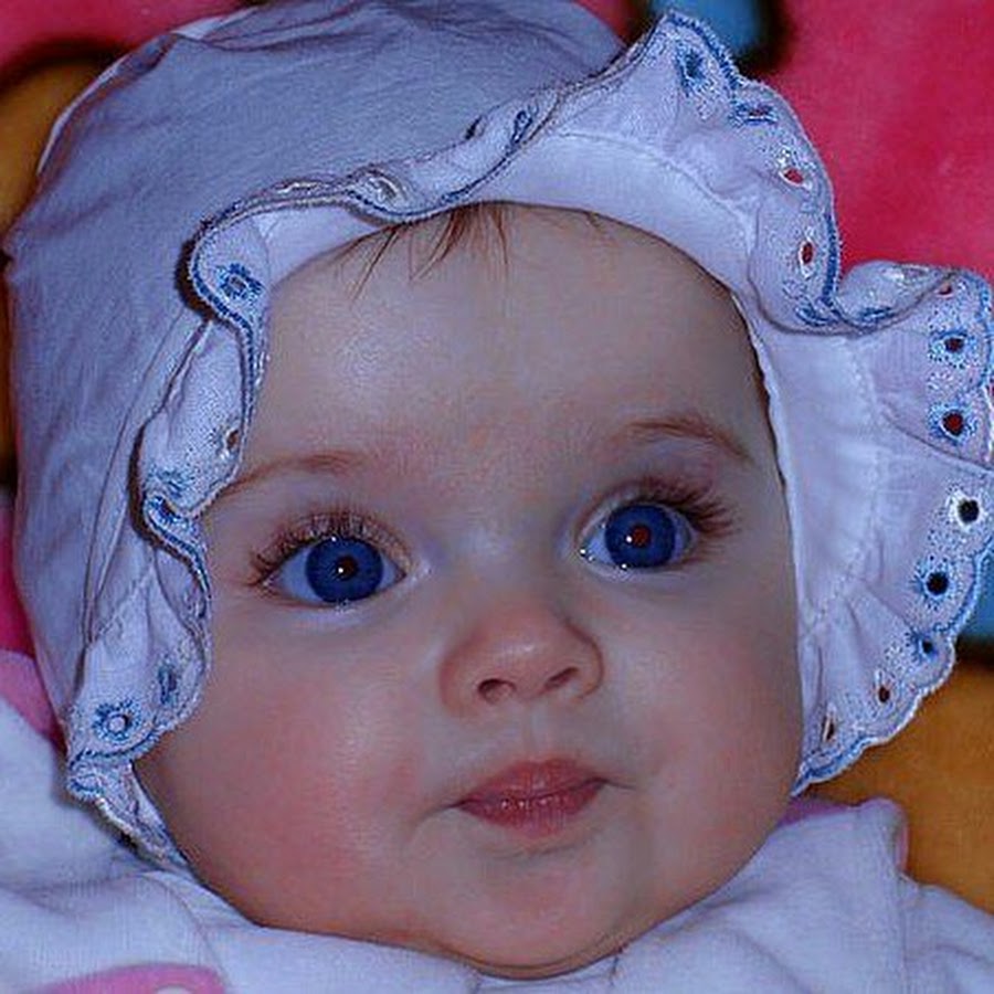 Новорожденная девочка с голубыми глазами