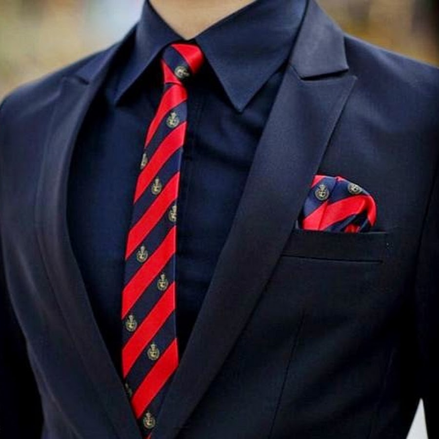 Красный галстук и черная рубашка