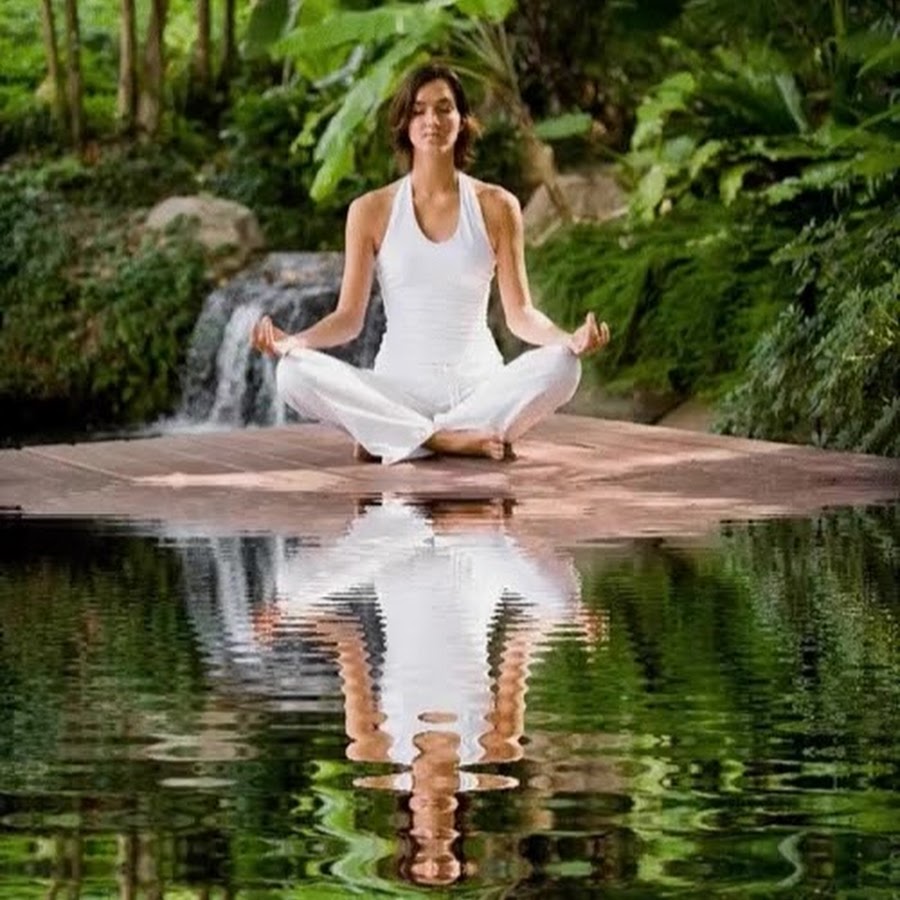 Медитация мод. Медитация. Девушка медитирует. Расслабление на природе.