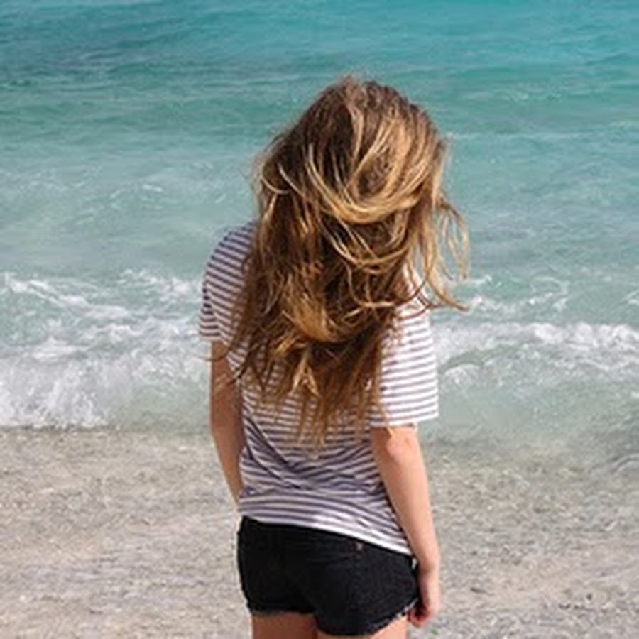 Девушка с русыми волосами на море