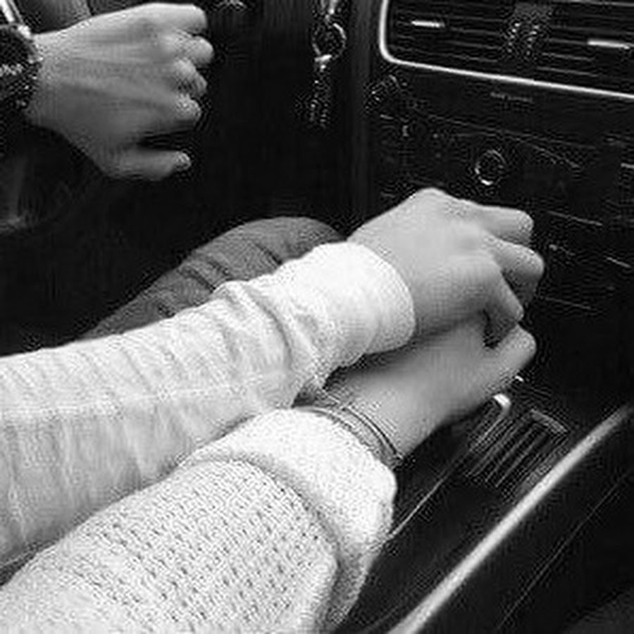 Фото реальные руки парня и девушки в машине