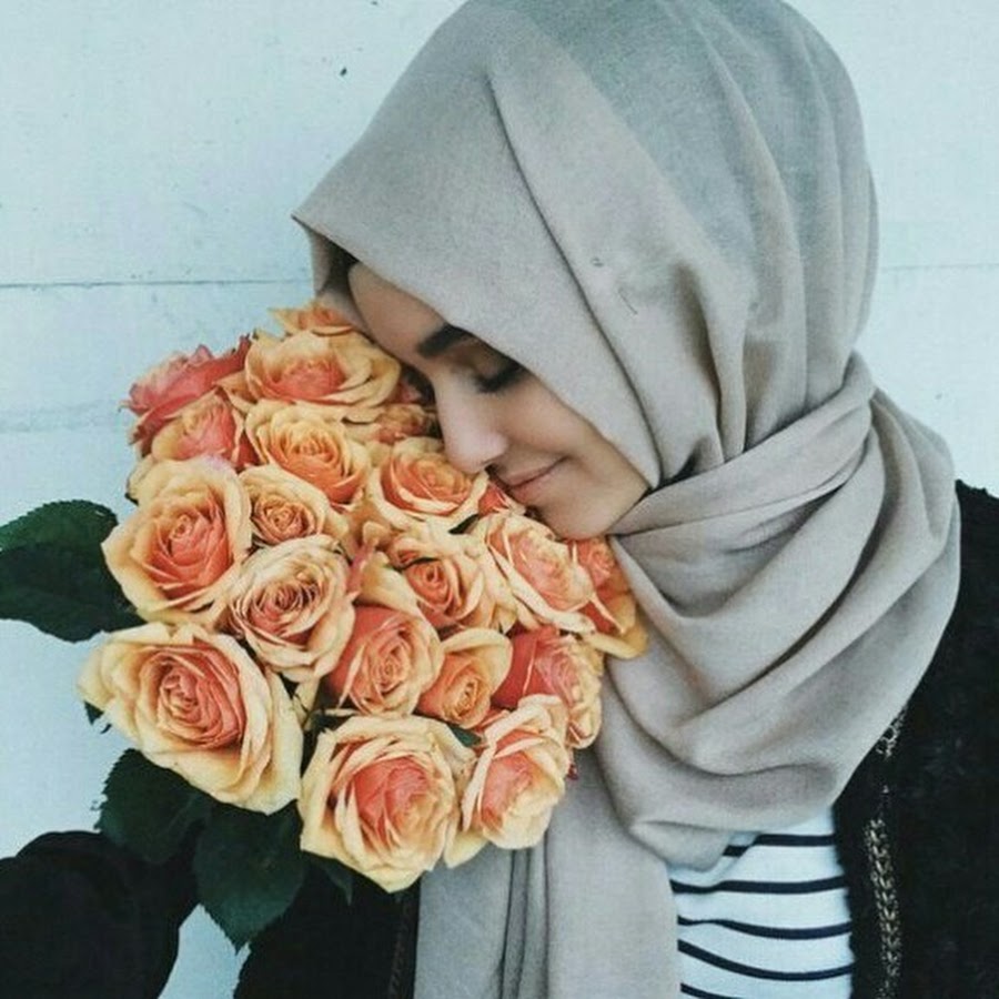 Я мусульманка. Александра Головкова розы. Мусульманка с розами. Девочки в хиджабе с цветами. Мусульманка с цветами.