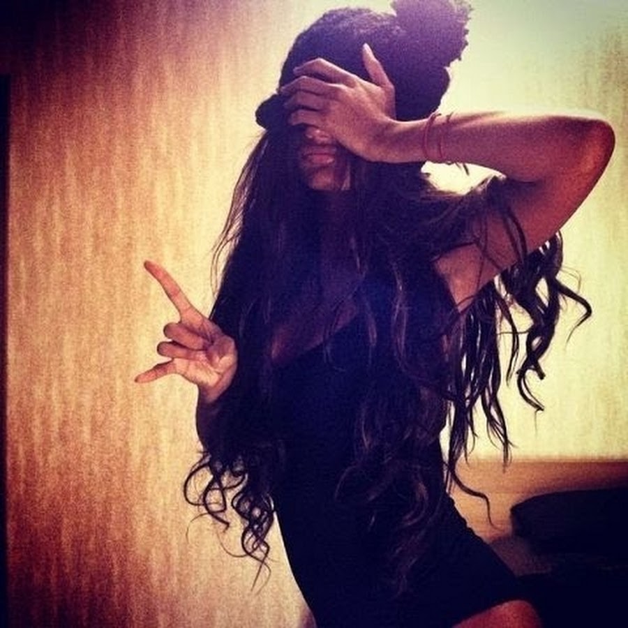 Девушка с черными волосами танцует