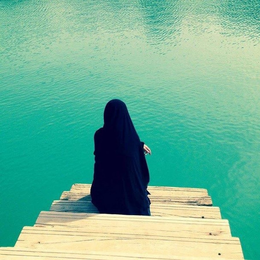 Девушка в хиджабе со спины. Одиночество мусульманки. Мусульманские картинки. Грустная девушка в хиджабе.