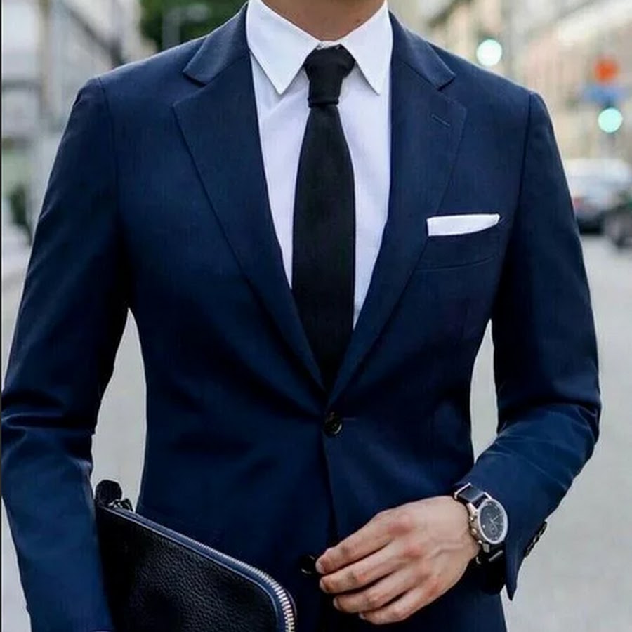 Костюм с синей рубашкой или галстуком