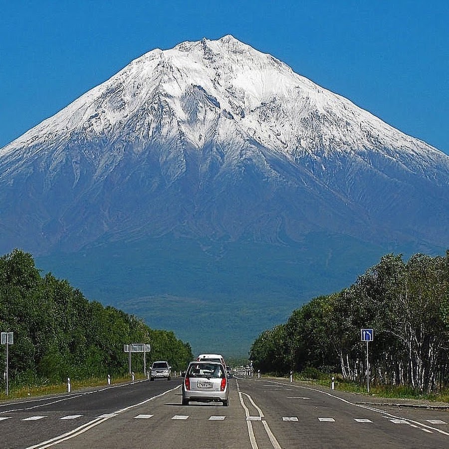Камчатская дорога с вулканами