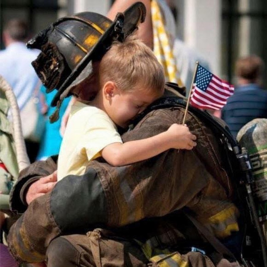 Сын пришел с войны. Дети войны. Солдат с ребенком. Солдат обнимает ребенка. Солдаты обнимаются с детьми.