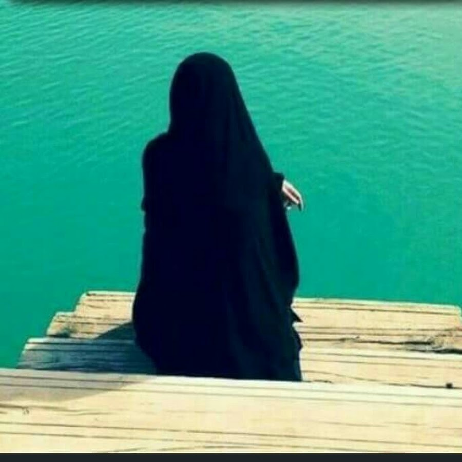 Грустные мусульманские. Девушка в хиджабе со спины. Девушка в хиджабе у моря. Мусульманка на море. Девушки в хиджабе со смыслом.
