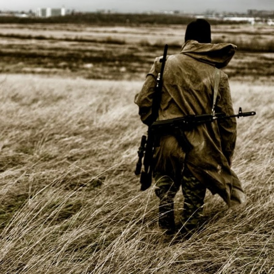 Шел солдат домой. Одинокий солдат. Военный со спины. Солдат со спины. Воин в поле.