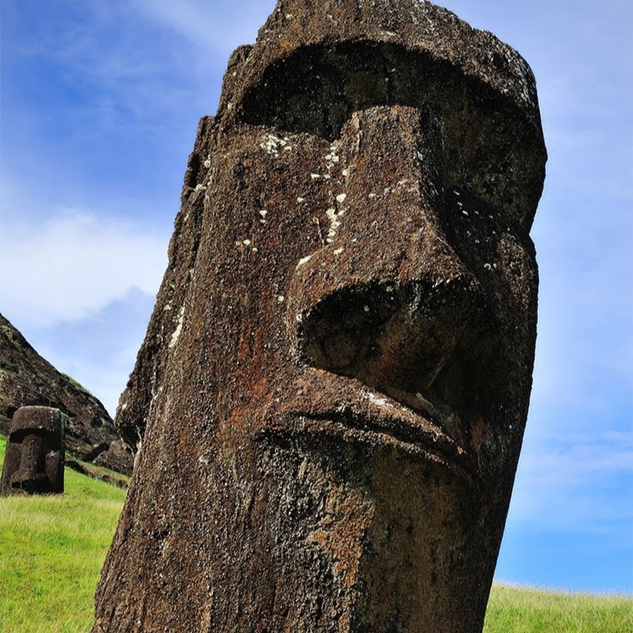Видео каменные лица. Каменные истуканы острова Пасхи. Каменные статуи острова Пасхи. Статуи Моаи. Идолы острова Пасхи.