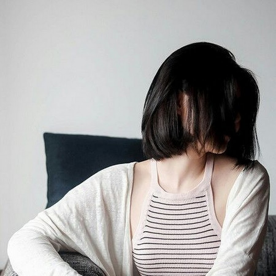 Фото девушки брюнетки без лица с каре со спины