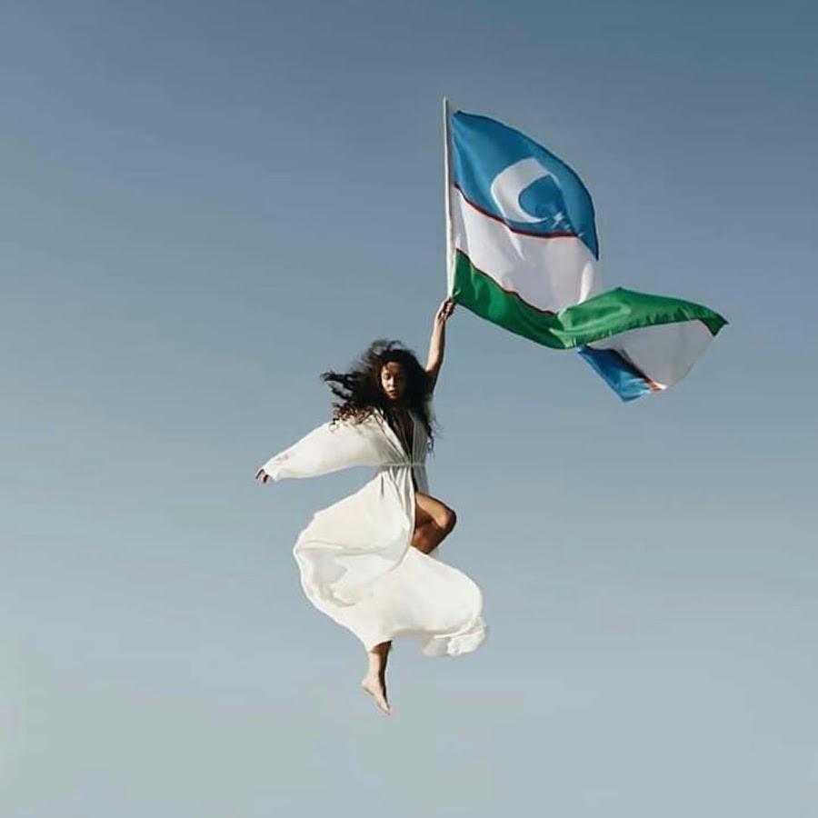 Uzb turk. Флаг Узбекистана. Двушка с флогом Узбекистана. Девушка с узбекским флагом. Парень с флагом Узбекистана.
