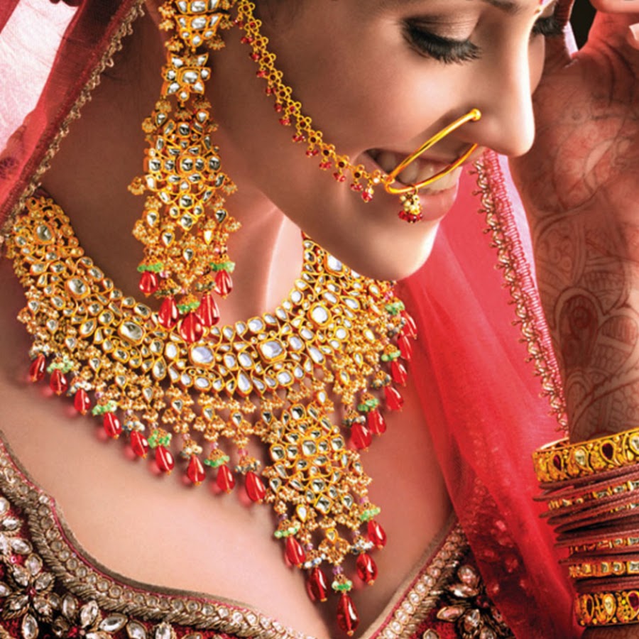 Wearing gold. Индийские женщины в золоте. Индиа женщина красиво. Золотые брачные одежды. Индуистская одежда.