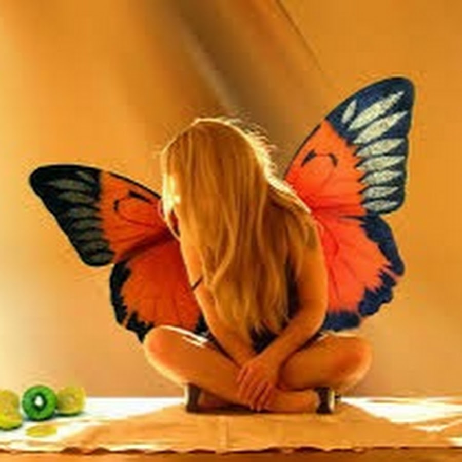 Хотела стать бабочкой. Женщина бабочка. Женщина с крыльями бабочки. Блондинка с бабочками. Девочка с бабочкой.
