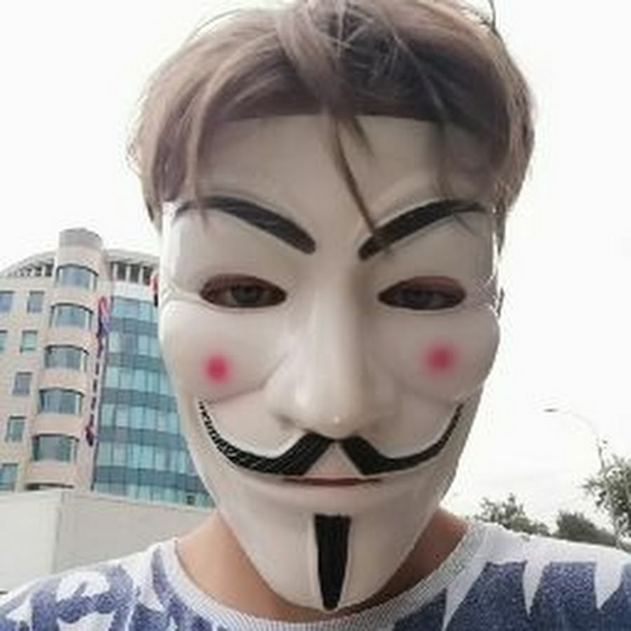 Делать маски в тик ток. Маска Анонимуса. Мальчик в маске Анонимуса. Разрисованная маска Гая Фокса.