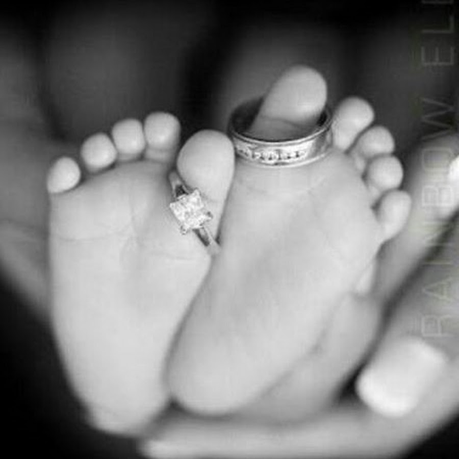 Кольцо с ножкой младенца